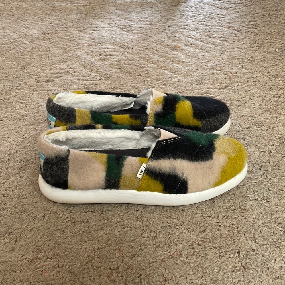 Soft lined,fuzzy,comfy TOMS slip ons. Barely worn. Size 10